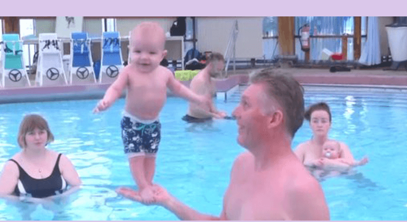 طريقة هذا المدرب المذهلة في تعليم الرضع السباحة
