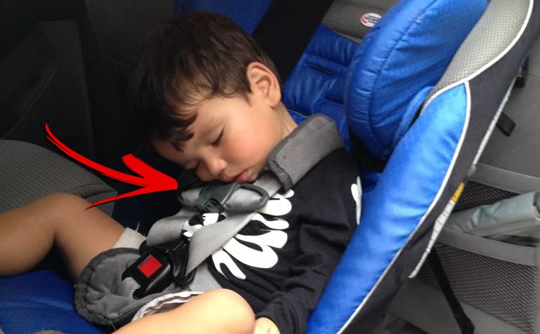 كيفية تفادي انحاء رأس الطفل للأمام عند النوم في كرسي السيارة