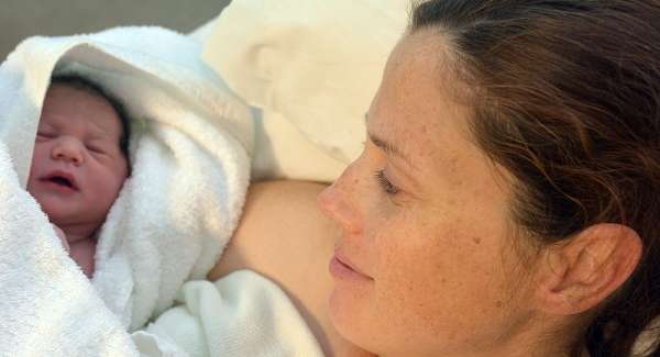 امرأة تحمل طفلها