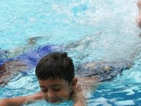 فوائد السباحة للأطفال