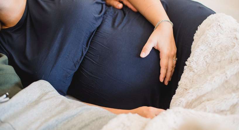 حركة الجنين اثناء نوم الام ووضعيات النوم المناسبة