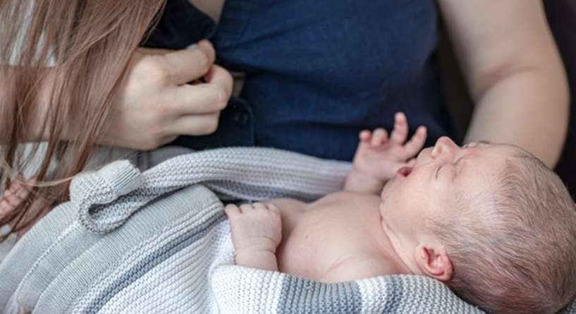 ما هو سبب تعصر الطفل الرضيع وكيف يمكن علاجه؟