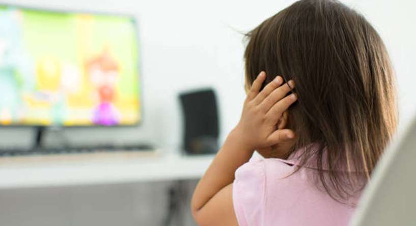 كيفية التعامل مع الطفل الذي رأى مشاهد عنيفة على يوتيوب
