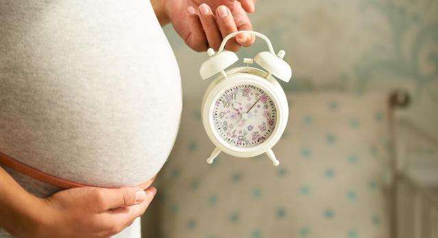 الحمل بالشهر العاشر : مخاطر ممكن أن تحدث اذا بقيت المرأة حامل في الشهر العاشر