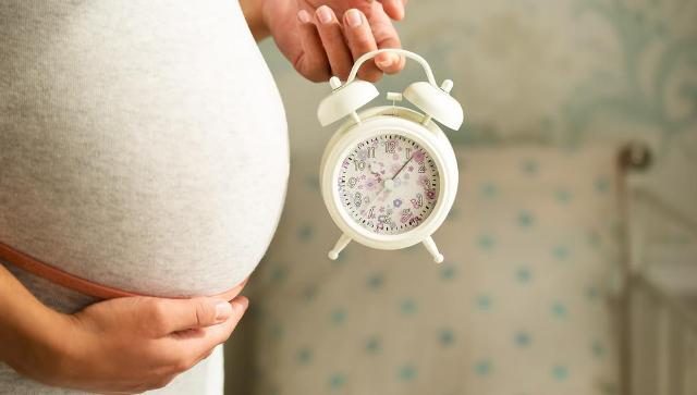 الحمل بالشهر العاشر : مخاطر ممكن أن تحدث اذا بقيت المرأة حامل في الشهر العاشر
