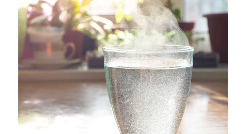 فوائد شرب الماء الدافئ على الريق