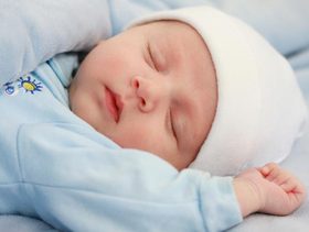هذه هي الوضعية الآمنة لنوم طفلك!