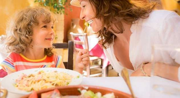 طرق مفيدة لتسلية الاطفال في المطعم