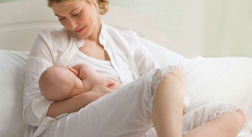 هل من الممكن الإرضاع من دون حمل أو ولادة