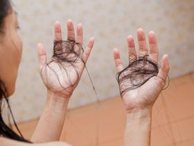 خلطات طبيعية لعلاج تساقط الشعر بعد الولادة