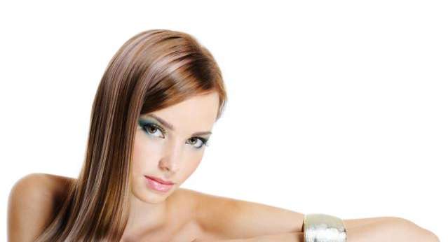 خلطات طبيعية لشعر لامع وقوي حسب اللون