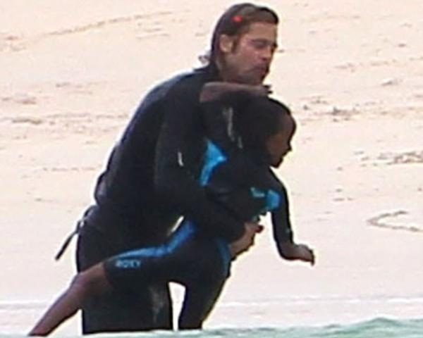 صور انجلينا جولي تحتفل بخطوبتها على شاطئ البحر