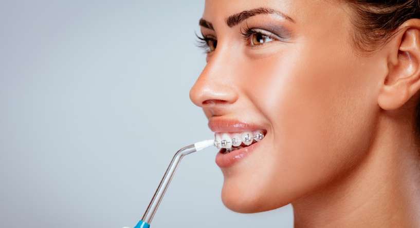جهاز تنظيف الاسنان بالماء والليزر