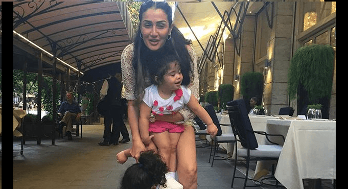 غادة عبد الرازق وحفيدتيها