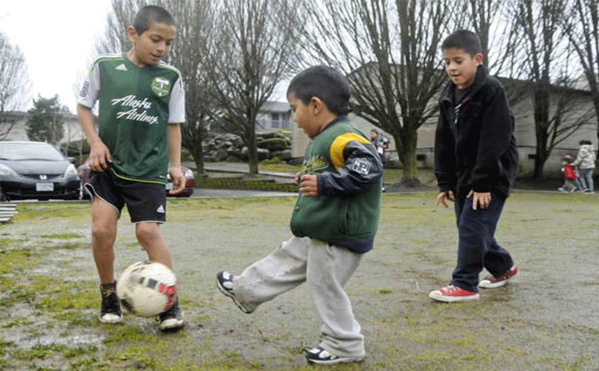 أطفال يلعبون بحريتهم كرة القدم