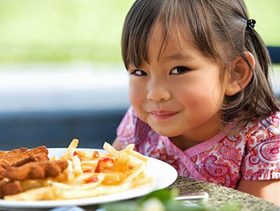 كيفية تجنيب الطفل الاطعمة الجاهزة