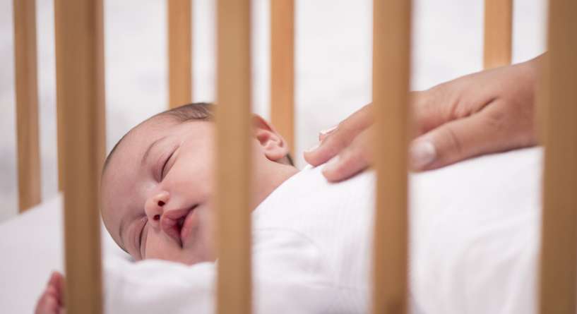 تعلميات في سرير الرضيع لحمايته من متلازمة الموت المفاجئ