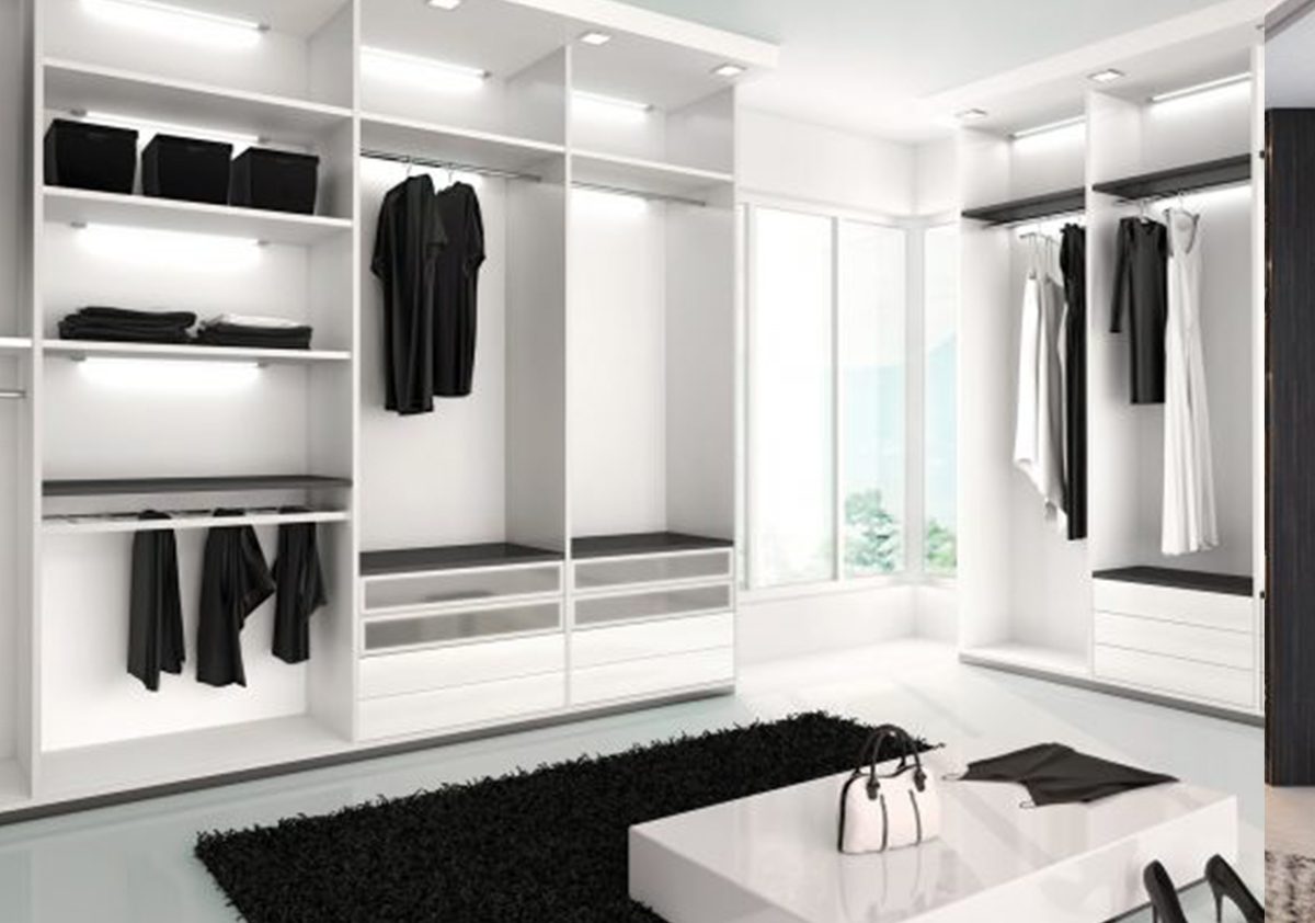 تصميم غرفة ملابس يطغى عليه اللون الأبيض