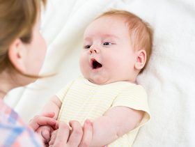متى يبدأ الطفل بالكلام