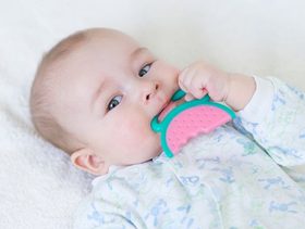 متى تظهر اسنان الطفل العلوية