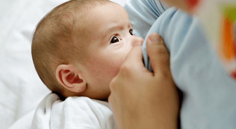 كيف يتغير حليب الأم بحسب احتياجات الطفل