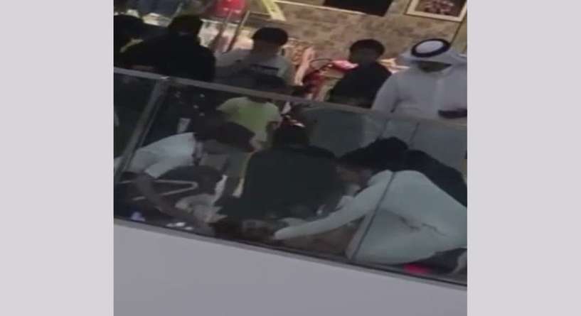 فيديو فتاة سعودية تسعف شابا أغمي عليه