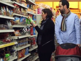 فيديو رجل يضرب زوجته في السوبرماركت وهكذا كانت ردة فعل الحاضرين