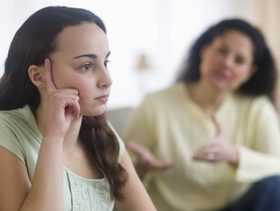 في أي عمر يسمح للبنت إزالة شعر جسمها