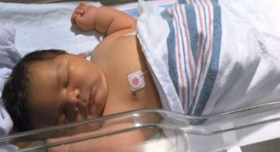 بالصور أمّ أميركية تلد أكبر طفل في العالم