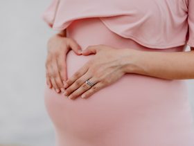 افرازات مثل الحليب في الشهر التاسع وعلام تدل