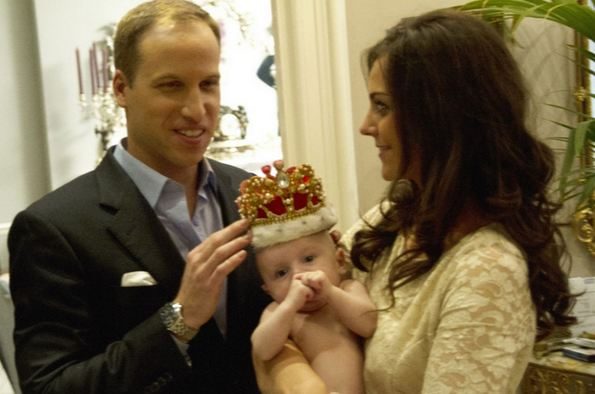 بالصور الامير ويليام وكيت ميدلتون يستحمان مع الطفل الملكي