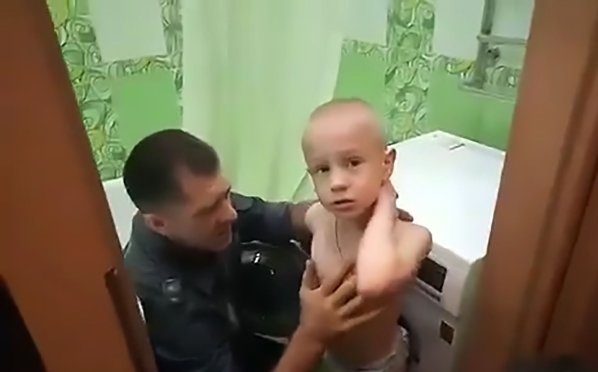 طفل يعلق في الغسالة خلال لعب الغميضة مع شقيقته