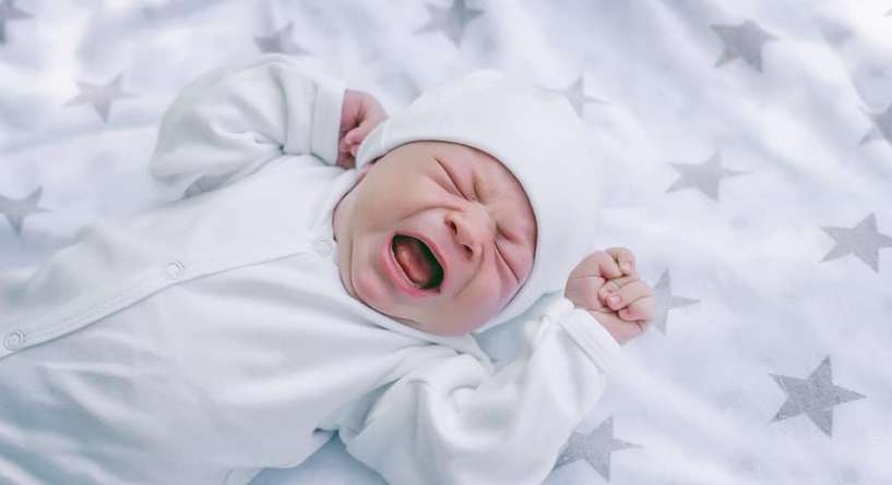 سبب بكاء الرضّع بلا دموع