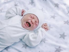 سبب بكاء الرضّع بلا دموع