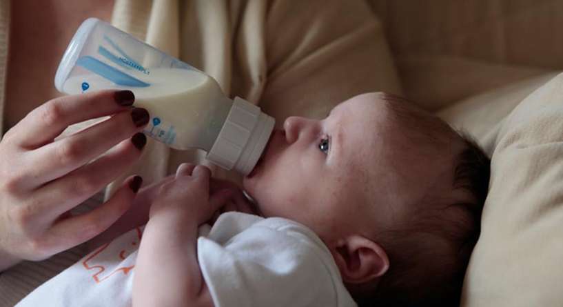 هل الحليب المتحجر يضر الطفل