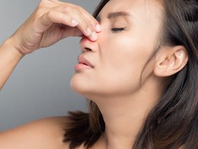 الم في عظمة الانف وصداع: الاعراض والعلاج!