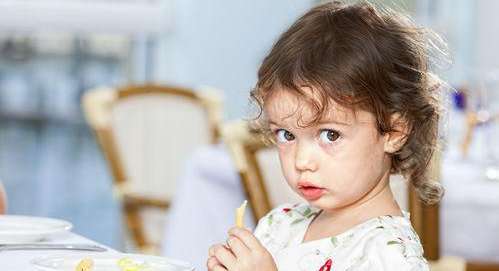 كيفية التعامل مع عادة الأكل باليدين لدى الطفل