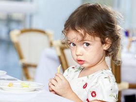 كيفية التعامل مع عادة الأكل باليدين لدى الطفل