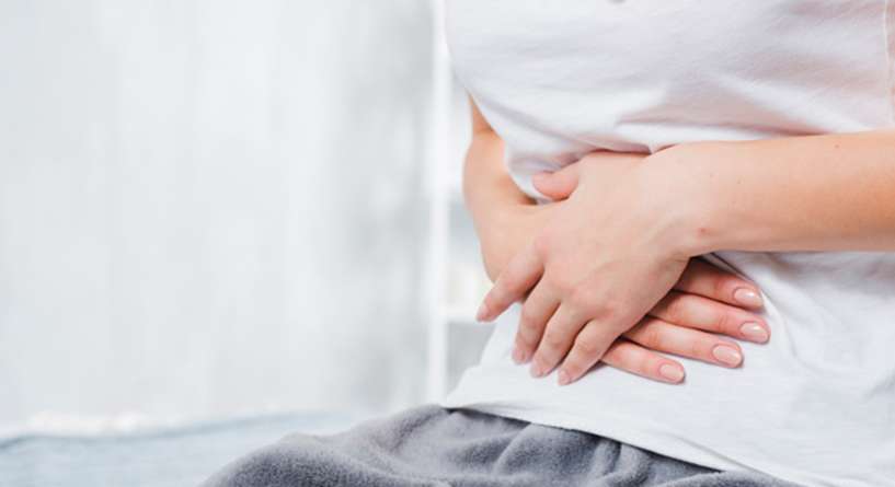 تعلمي كيفية تخفيف الم البطن واكتشفي ما ابرز اسبابه!