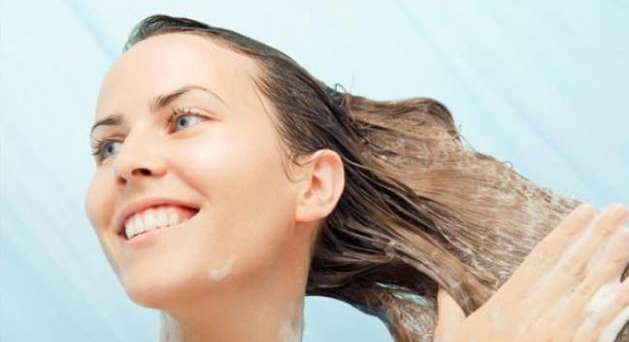 اخطاء تتلف الشعر أثناء الاستحمام