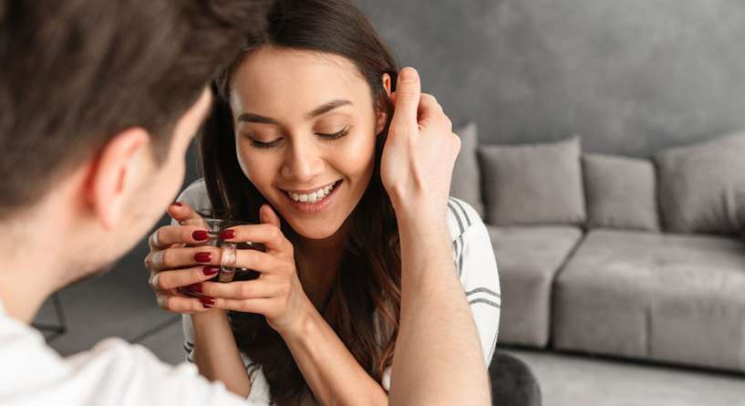علامات حب الرجل للمرأة في صمت