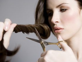 تعلمي طرق قص الشعر في المنزل