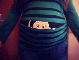 تصاميم قمصان غريبة ومضحكة للحوامل!