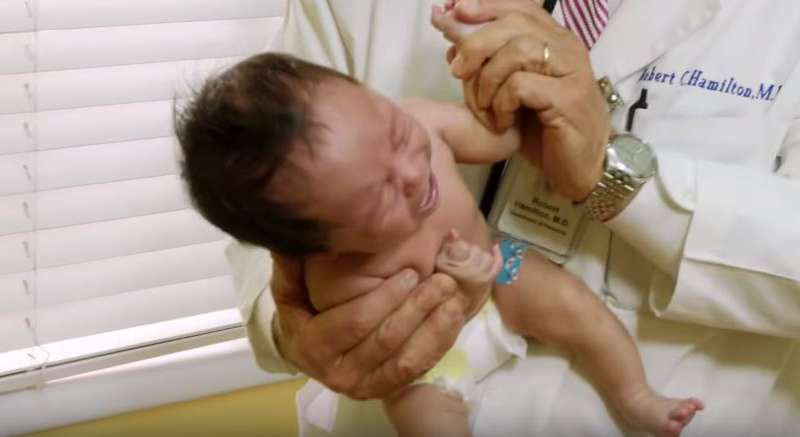 طبيب يكشف عن أفضل طريقة لتهدئة بكاء الطفل في ثوان بالفيديو