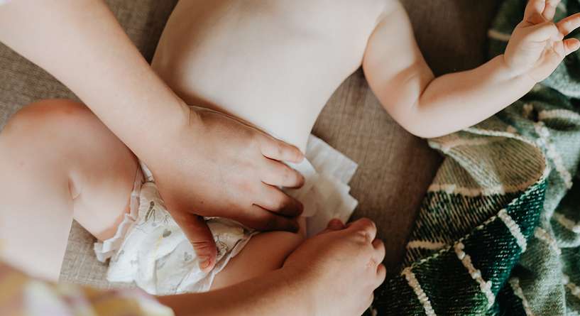 خيوط سوداء في براز الرضيع