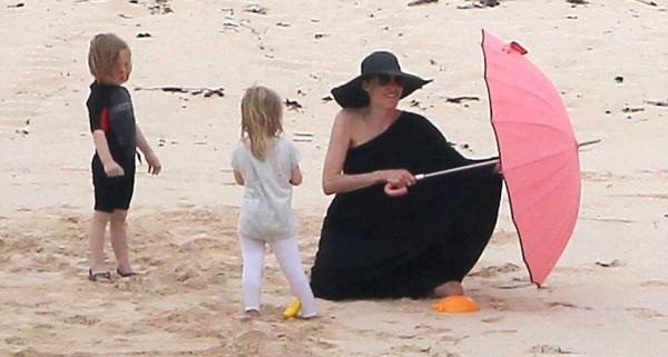 صور انجلينا جولي تحتفل بخطوبتها على شاطئ البحر