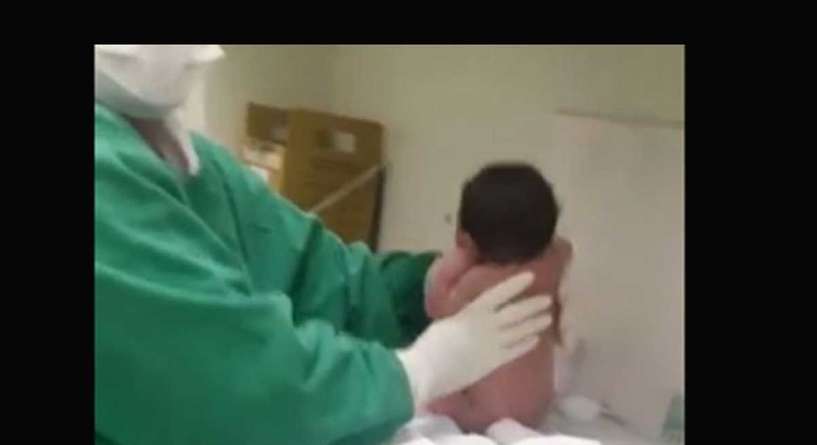 بالفيديو كيف قام هذا الرضيع بالمشي فور ولادته!