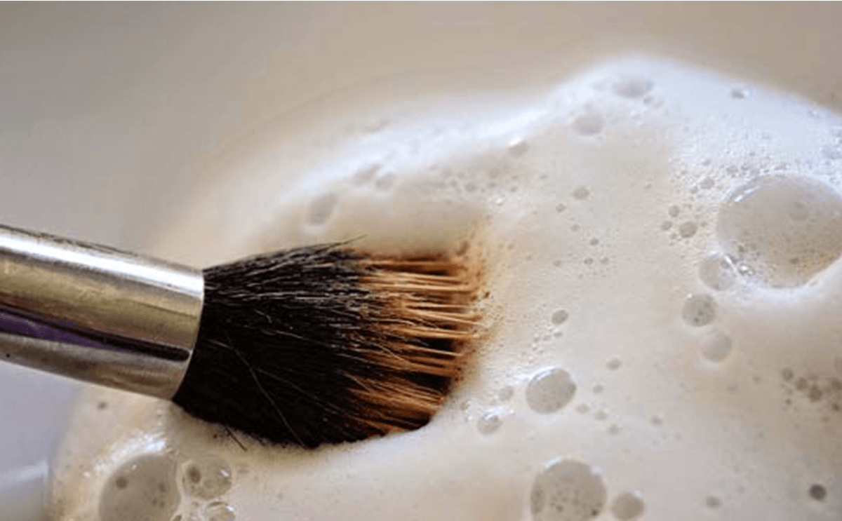 لتنظيف فرش المكياج: استخدمي منعم الشعر