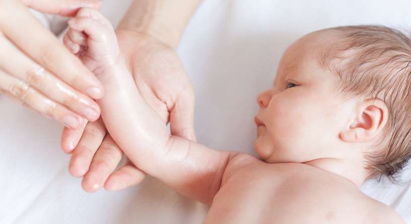 خطر استعمال الزيوت المسممة على الطفل الرضيع