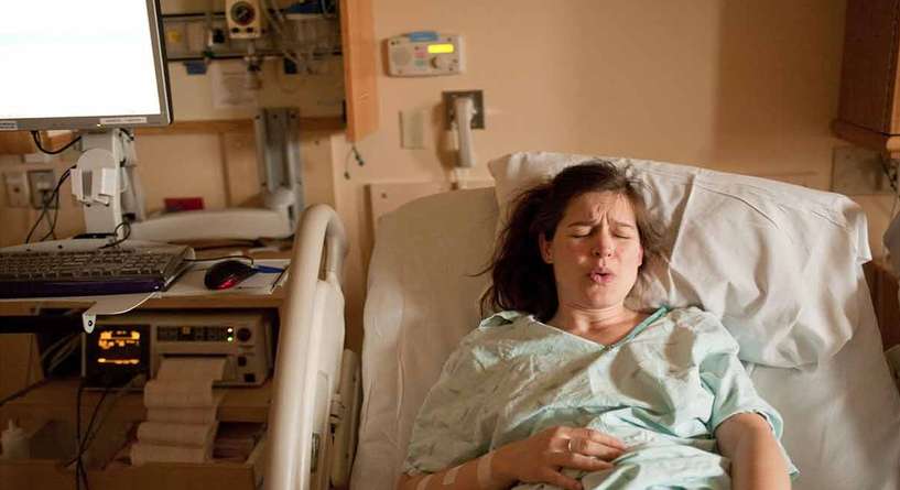 امرأة تصاب بالشلل بسبب ابرة الظهر